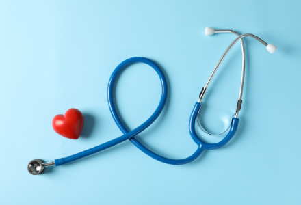 blaues Stethoskop mit Herz