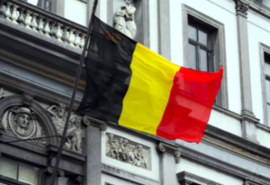 picture of a monument and an Belgian flag