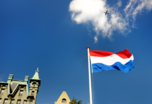 Picture of a bue sky and a Dutch flag
