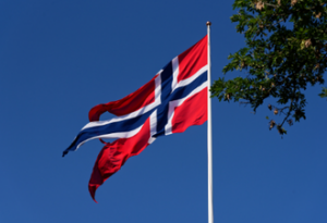 Picture of a blue sky and the Norwegian flag