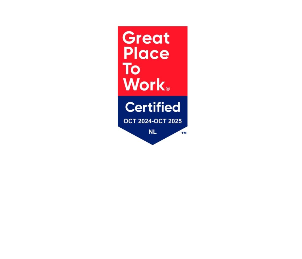 Logo mit einem rot-blauen Abzeichen mit der Aufschrift: Great Place To Work Certified, Okt. 2024–Okt. 2025, NL – Anerkennung für gute Gesundheit und Wohlbefinden bei Make-A-Wish.